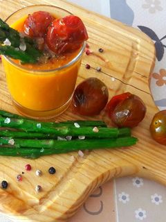 Una foto de Crema de calabaza, zanahoria y queso con espárragos a la plancha