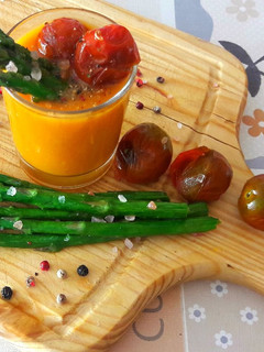 Una foto de Crema de calabaza, zanahoria y queso con espárragos a la plancha
