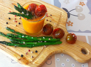 Foto principal de Crema de calabaza, zanahoria y queso con espárragos a la plancha