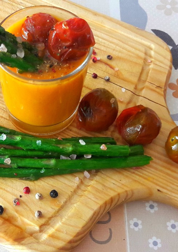 Una foto de Crema de calabaza, zanahoria y queso con espárragos a la plancha