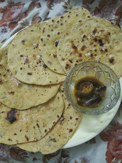 A picture of Missi roti.