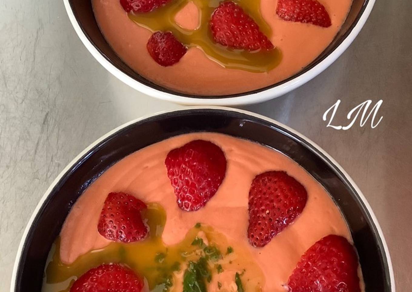 Salmorejo de fresas con un toque de aceite de albahaca