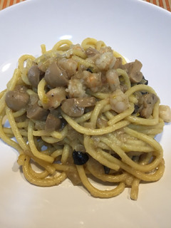 Una foto de Pasta fresca con anchoas y gambas