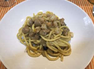 Una foto de Pasta fresca con anchoas y gambas