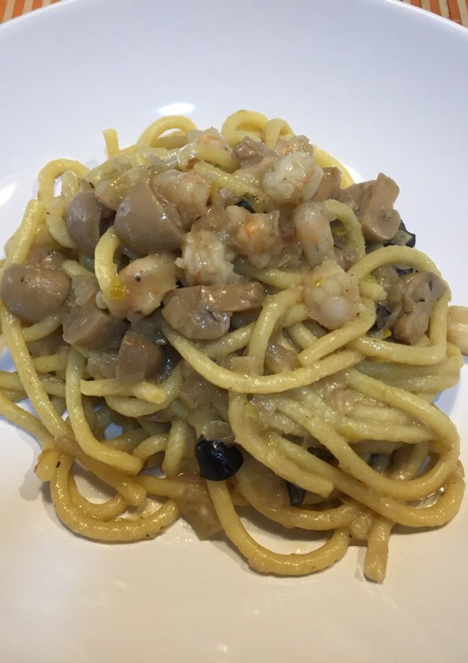 Una foto de Pasta fresca con anchoas y gambas
