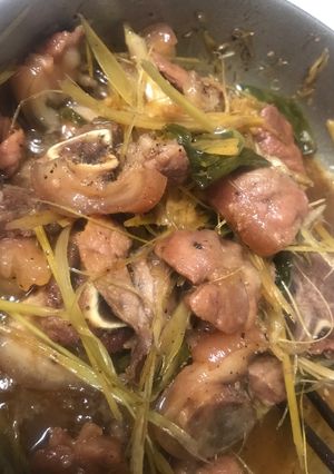 Hình của món Thịt heo kho gừng, sả, tỏi với nước cốt dừa.