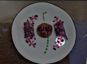 Una foto de Caviar falso de vino tinto