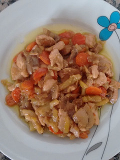 Una foto de Pollo con verduras