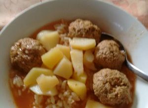 Una foto de Albondigas con patatas.ॐ