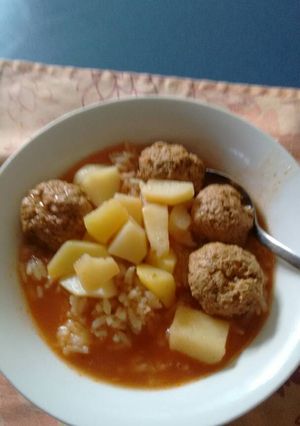 Una foto de Albondigas con patatas.ॐ