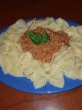 Spaghetti tipo Farfalle con salsa de tomates casera y atún