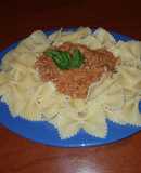 Spaghetti tipo Farfalle con salsa de tomates casera y atún