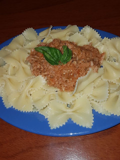 Una foto de Spaghetti tipo Farfalle con salsa de tomates casera y atún