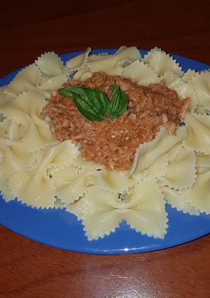 Una foto de Spaghetti tipo Farfalle con salsa de tomates casera y atún