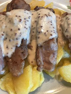 Una foto de Secreto ibérico con salsa de mostaza