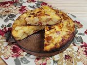 Una foto de tortilla a la española con chorizo colorado