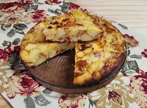 Una foto de 🥔 Tortilla de papas española. Otra versión, cocción de las papas combinada 🥔 sin freír!!