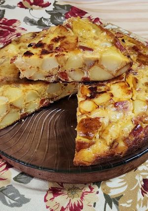 Una foto de 🥔 Tortilla de papas española. Otra versión, cocción de las papas combinada 🥔 sin freír!!