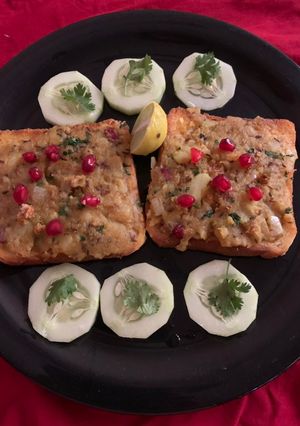 A picture of Sweet and sour aloo toast.