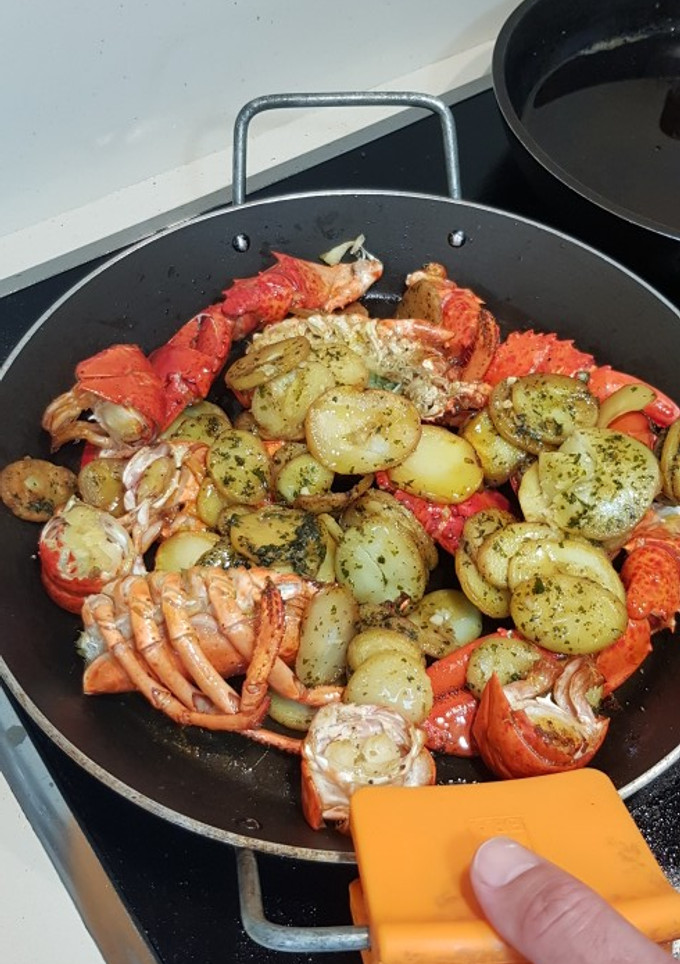 Una foto de Bogavante con patatas