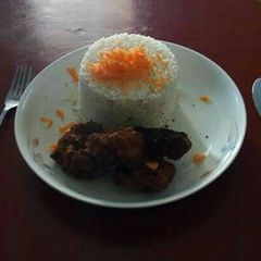 A picture of Carrot rice with deep fried chicken.