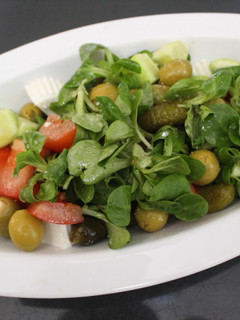Una foto de Ensalada de canónigos y queso fresco