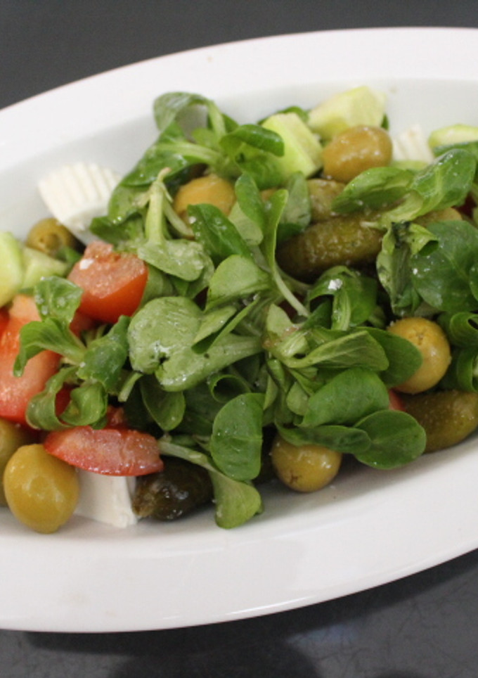 Una foto de Ensalada de canónigos y queso fresco