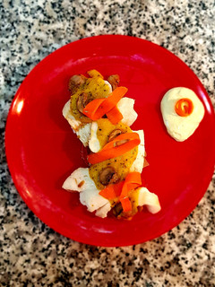 Una foto de Merluza con champiñones y salsa de cebolla con trufa