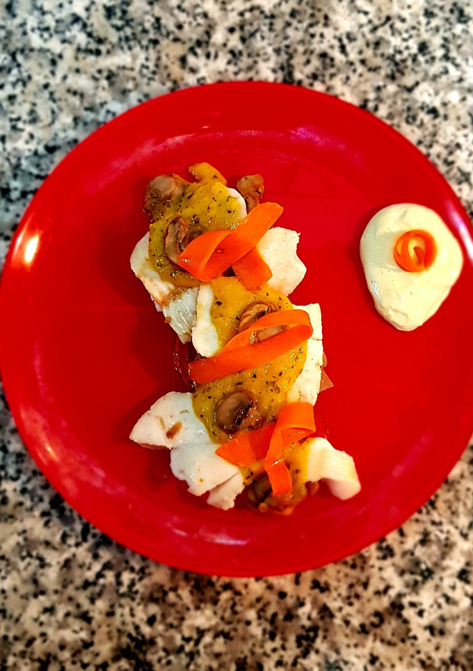 Una foto de Merluza con champiñones y salsa de cebolla con trufa