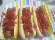 Una foto de hot dog con tocino