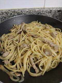 Una foto de 🍝 Spaghetti con ternera y champiñones
