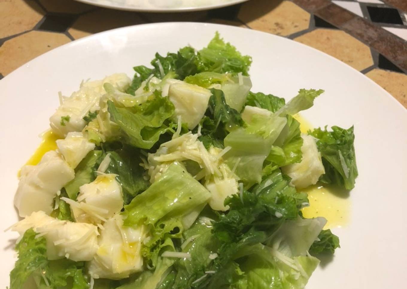 Ensalada “Katara” con mozzarella y parmesano