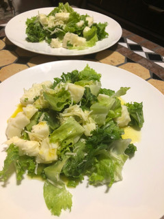 Una foto de Ensalada “Katara” con mozzarella y parmesano
