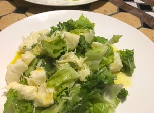 Una foto de Ensalada “Katara” con mozzarella y parmesano