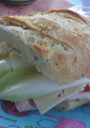 Una foto de Bocadillo de pollo trufado con endibias