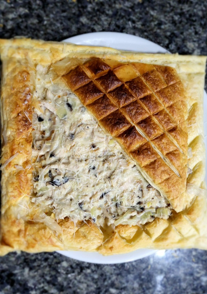 Una foto de Pastel de hojaldre relleno de pollo y champiñones