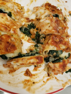 Una foto de Canelones de espinaca con salsa blanca y tuco