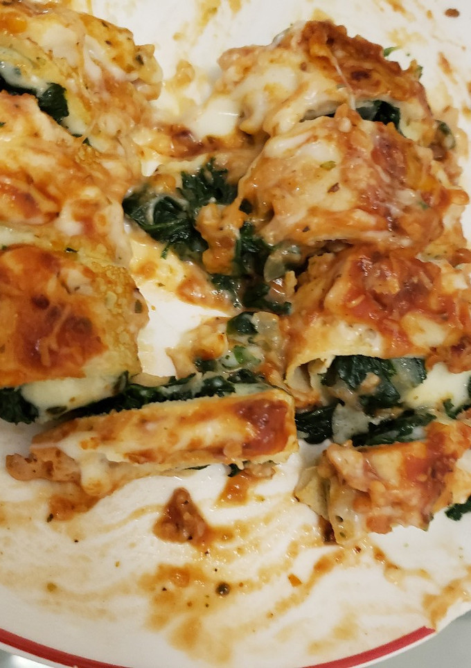 Una foto de Canelones de espinaca con salsa blanca y tuco