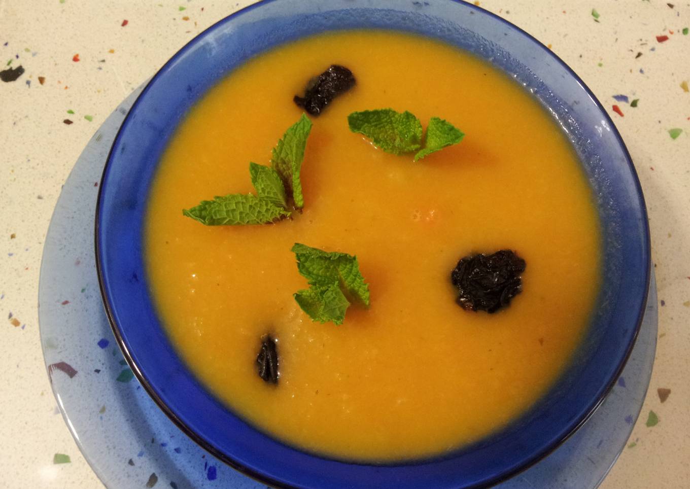 Crema de calabazas con pasas y menta