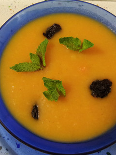 Una foto de Crema de calabazas con pasas y menta