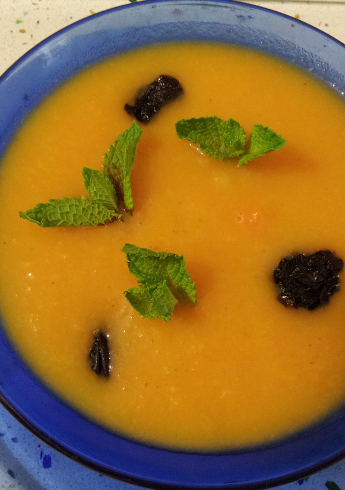 Una foto de Crema de calabazas con pasas y menta