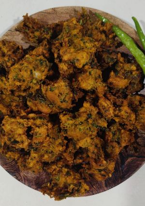 ब्रेडच्या कडांची खुसखुशीत भजी रेसिपी चे मुख्य फोटो 