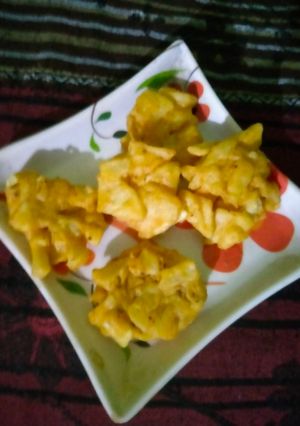 A picture of Potato besan pakoda.