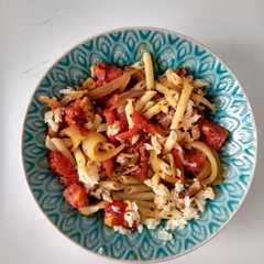 Una foto de Macarrones simples y sabrosos 🌾🍅