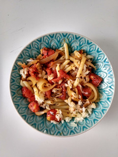 Una foto de Macarrones simples y sabrosos 🌾🍅