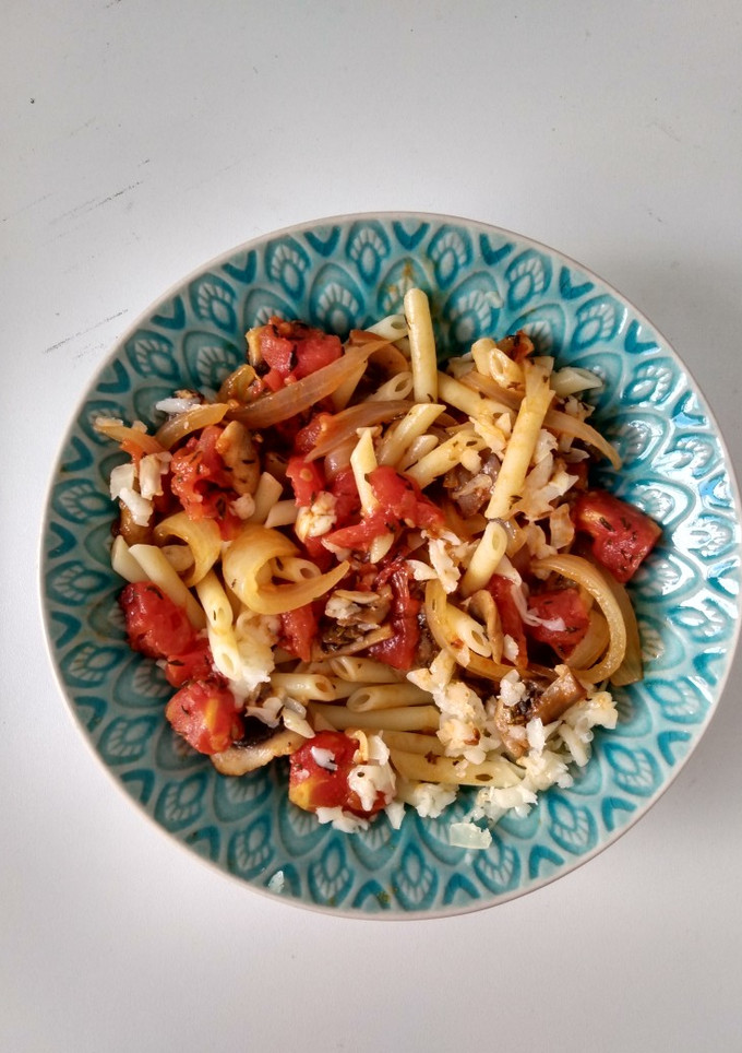 Una foto de Macarrones simples y sabrosos 🌾🍅