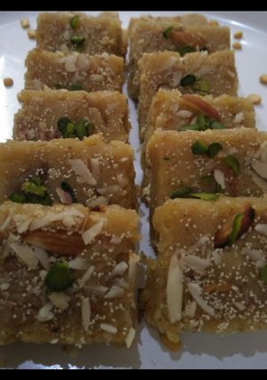 A picture of Mohanthal or Besan Burfi.