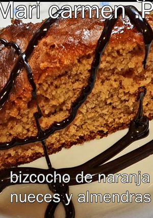 Una foto de Bizcocho de naranja, nueces, almendras😋
