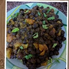 A picture of Indian kali chana chaat.