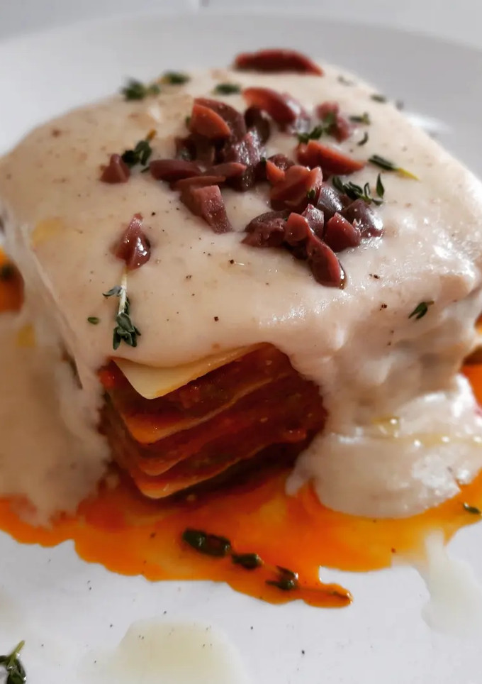 Una foto de Lasaña de judías verdes con panceta ibérica y tomate